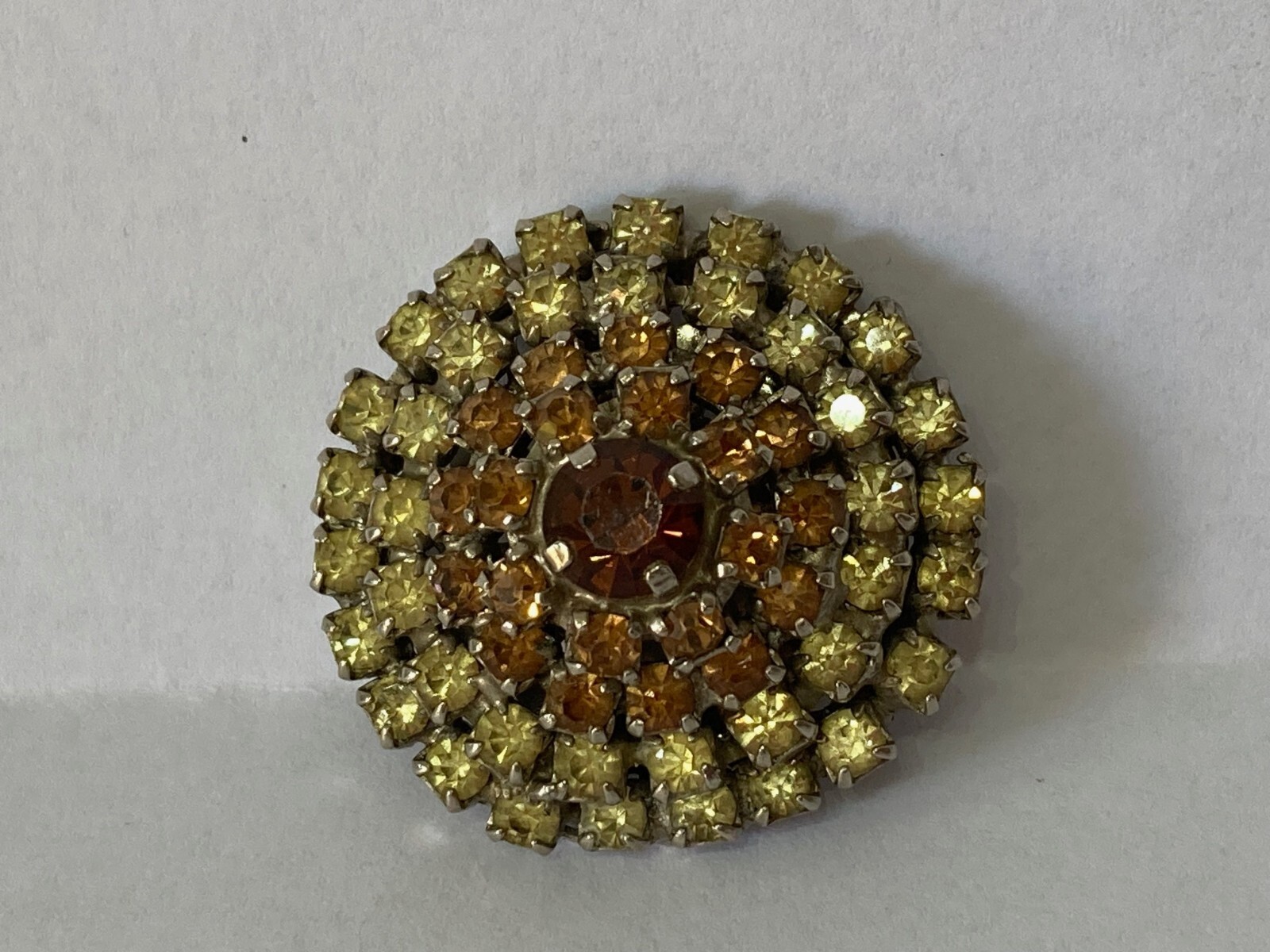 VECCHIA BIGIOTTERIA GIOIELLO SPILLA PINS CON PIETRE VARIE.