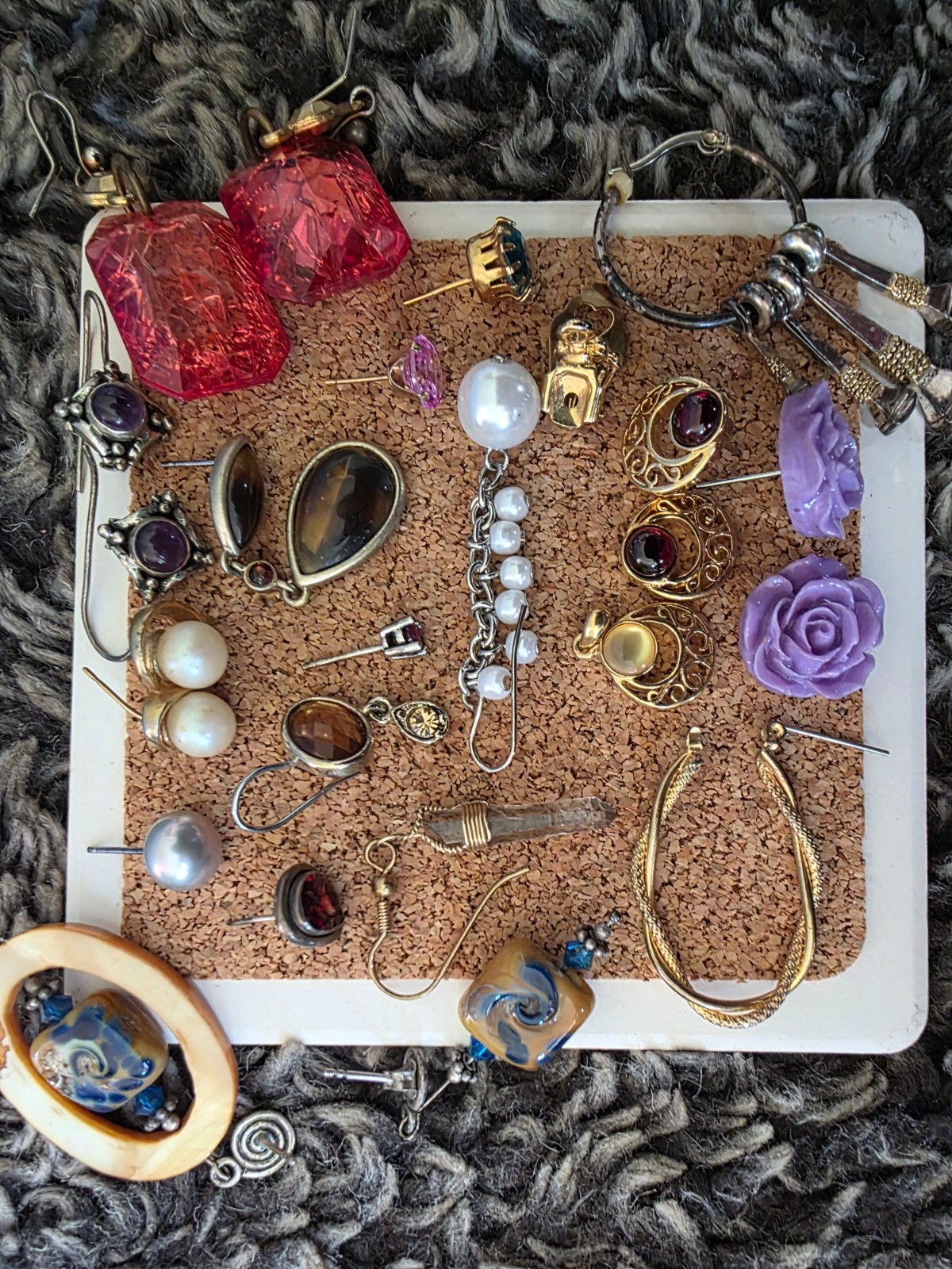 Broken or single earing for crafts orone sided looks broken dont have their post