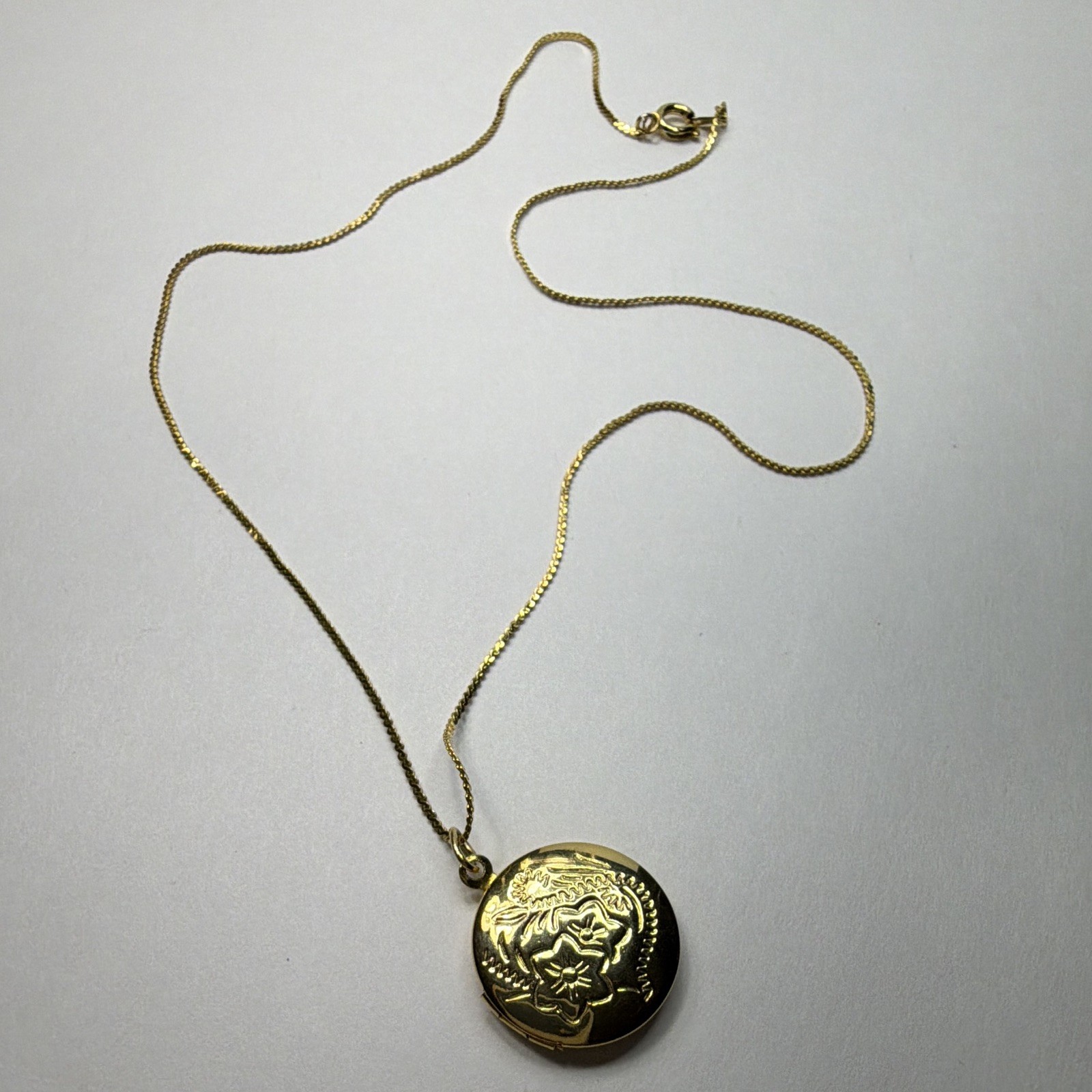 Gold Tone Round Floral Photo Locket Pendant Necklace Rope Chain Lobster