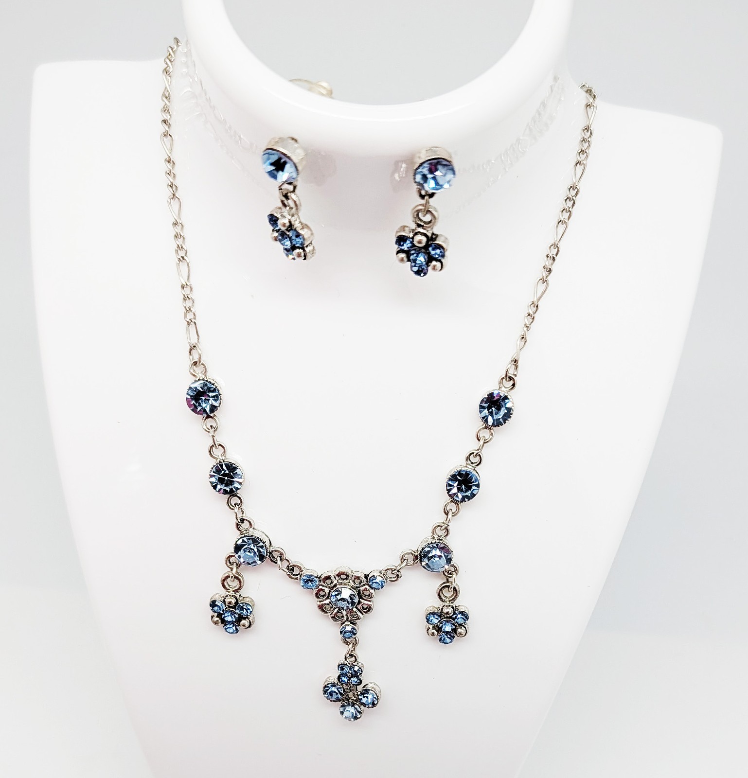 DESIGNER INSPIRED 16 in BLUE MULTI CRYSTAL SILVER TONE FLORAL DROP NECKLACE NEW