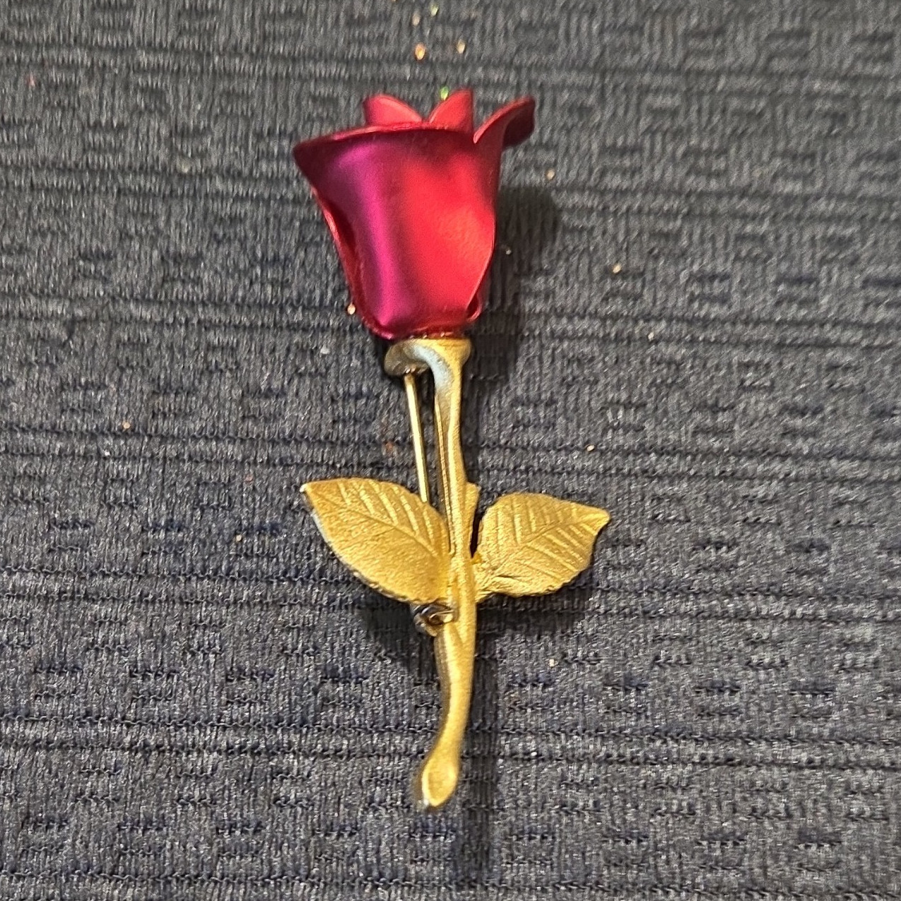 Red Rose Flower Brooch Pin Gold Tone Metal No Stone Stem Leaves