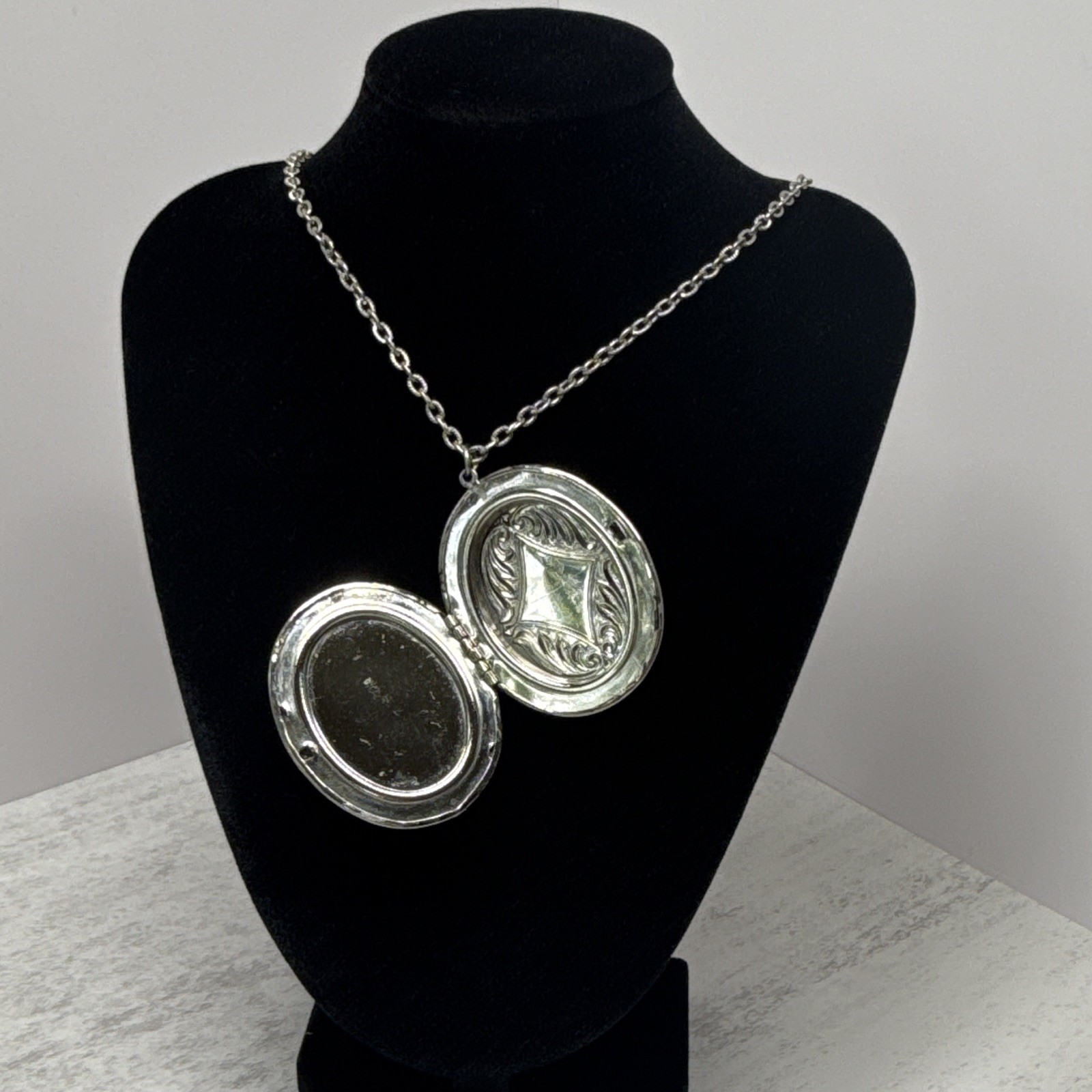 Silver Tone Metal Cable Chain Necklace Delft Blue & White Floral Locket Pendant