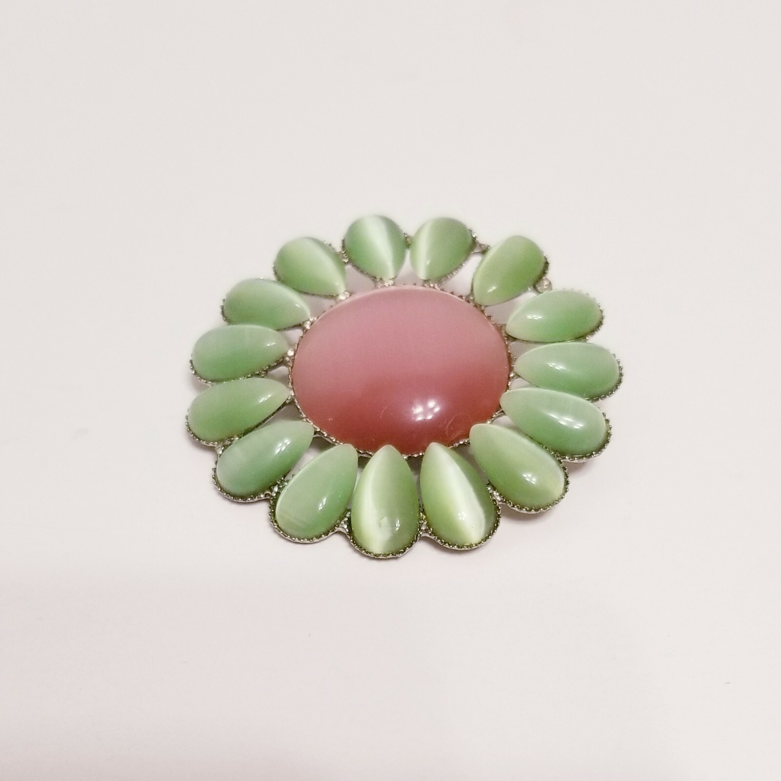 Brooch 🌻 sunflower with artificial gemstone, good quality & workmanship.