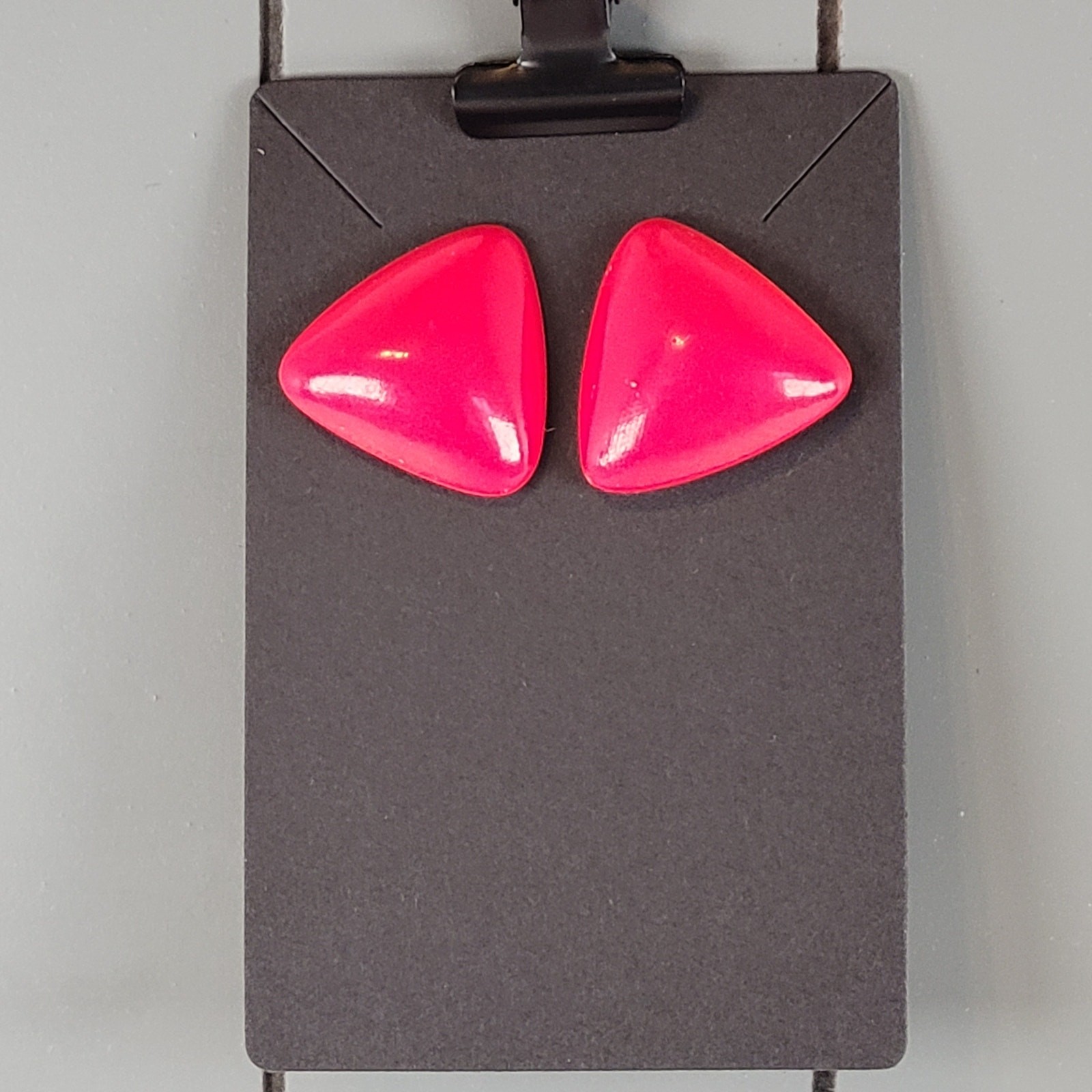 Retro Bright Red Triangle Stud Earrings Pierced Plastic 0.93″ 80s Style