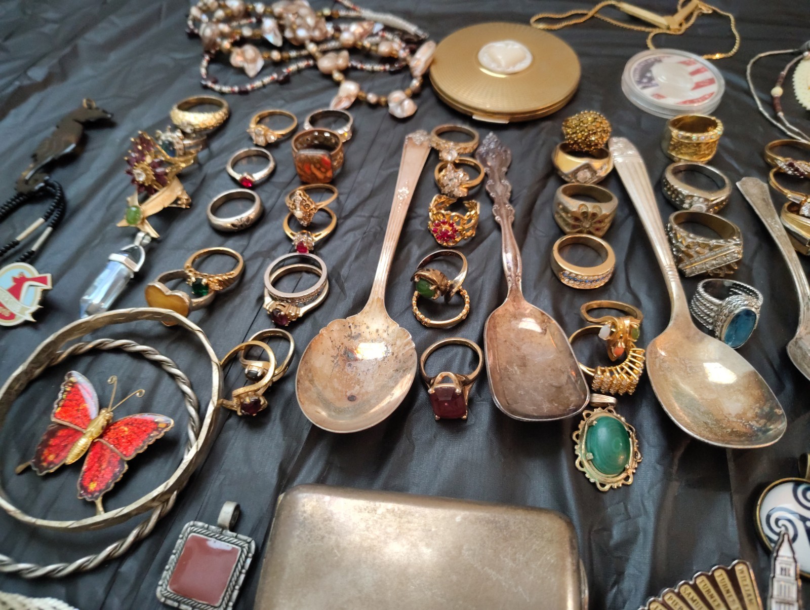 Beautiful Jewelry Lot 100+ Pieces Brooches Rings/Earrings +no gold no silver