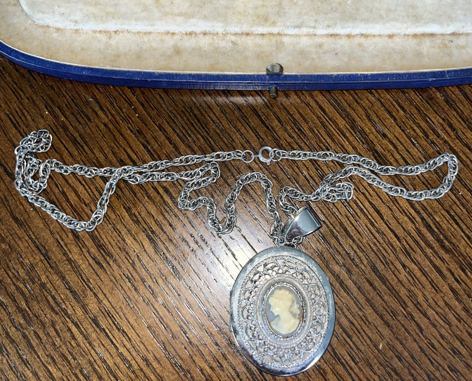 Vintage Left facing cameo locket necklace Gorgeous w/case Cleveland Ohio