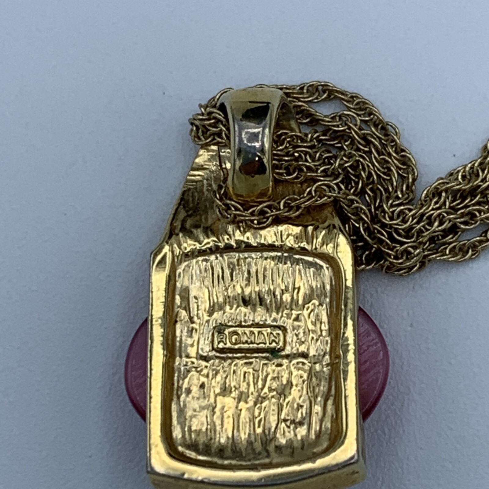 Roman Gold Tone Chain Necklace With A Pink Pendant 3-112