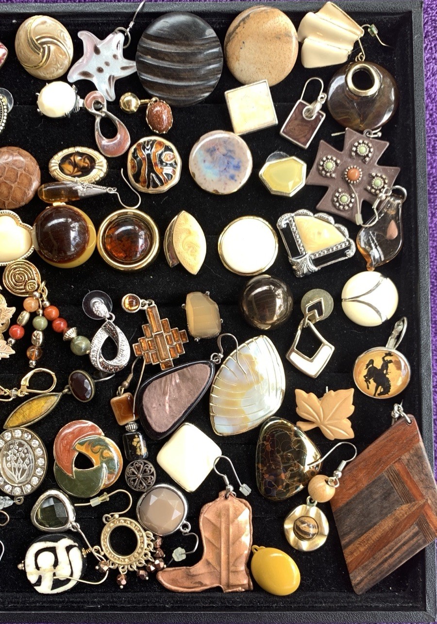 101 SINGLE “BROWN/BEIGE/EARTH COLORS”VINTAGE AND MODERN EARRINGS Lot# 74