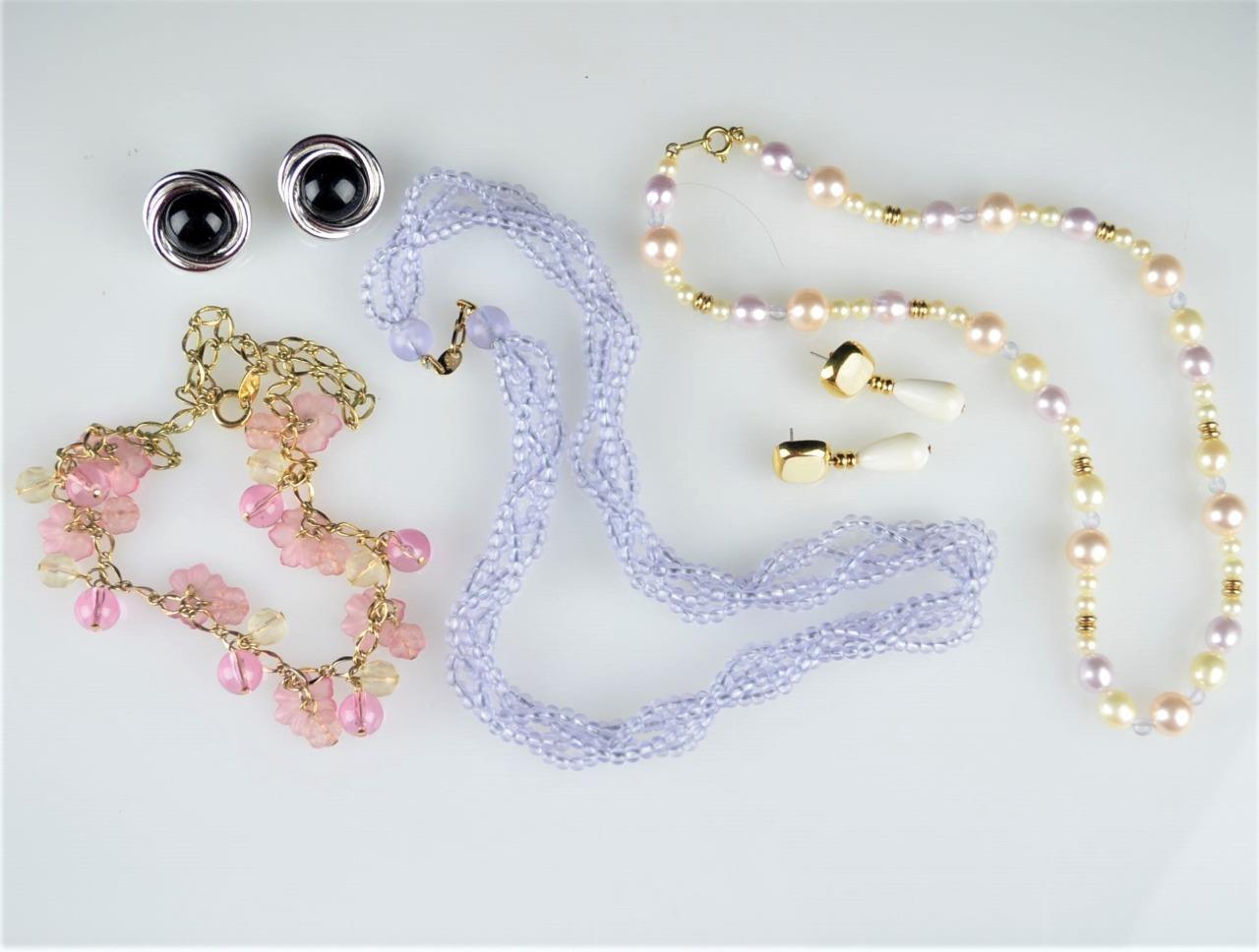 VINTAGE TRIFARI & NAPIER NECKLACE-EARRING LOT (5) – NAPIER (1) TRIFARI (4)