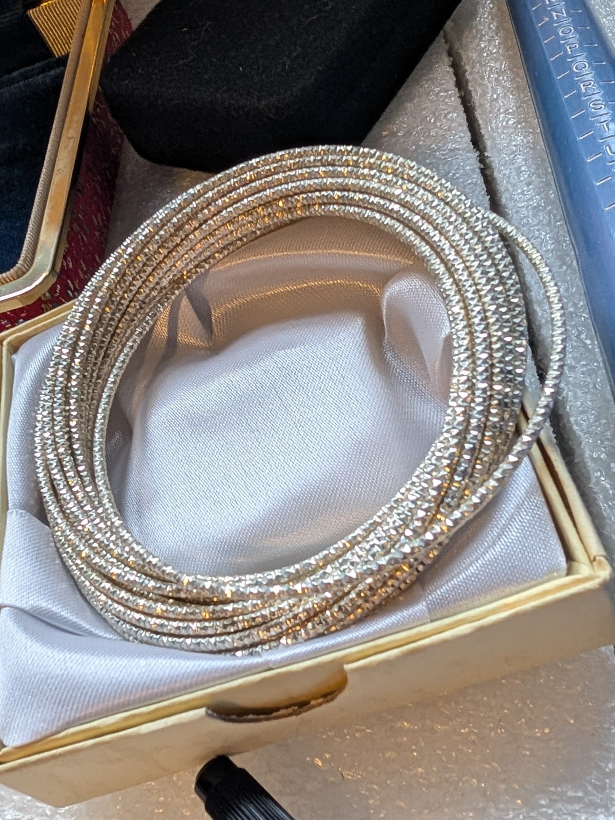 Interlocking in One Round Bracelet 20 Bangles 111g Silver Tone Etched Shiny NEW