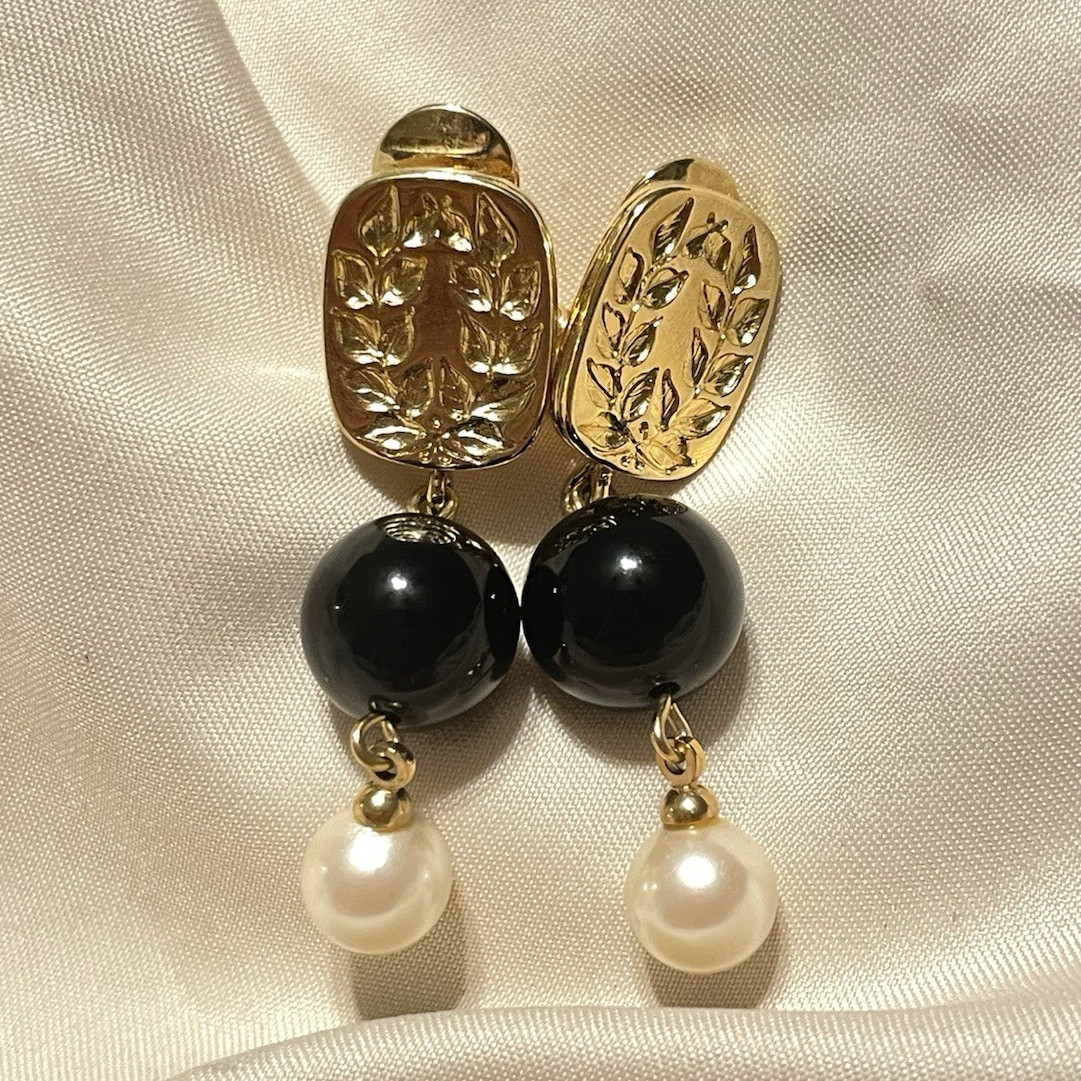 Vintage Monet Gold Tone Oval Dangle Drop Clip-On Earrings Black Onyx Pearl