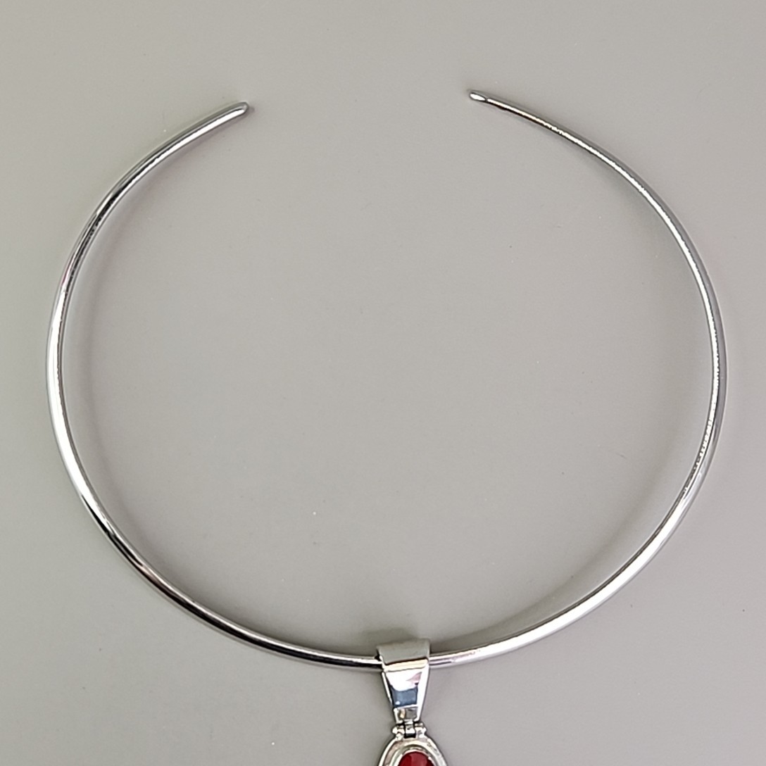 Torque Necklace Floating Pendant Red Howlite Stone Silver Tone Choker 15.5″