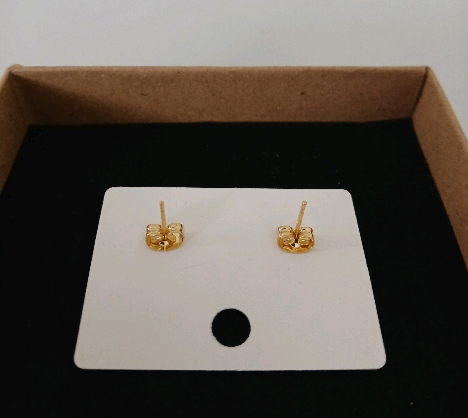 NIB! Gold And Black Daisy Stud Earrings With White Center! The Perfect Gift!