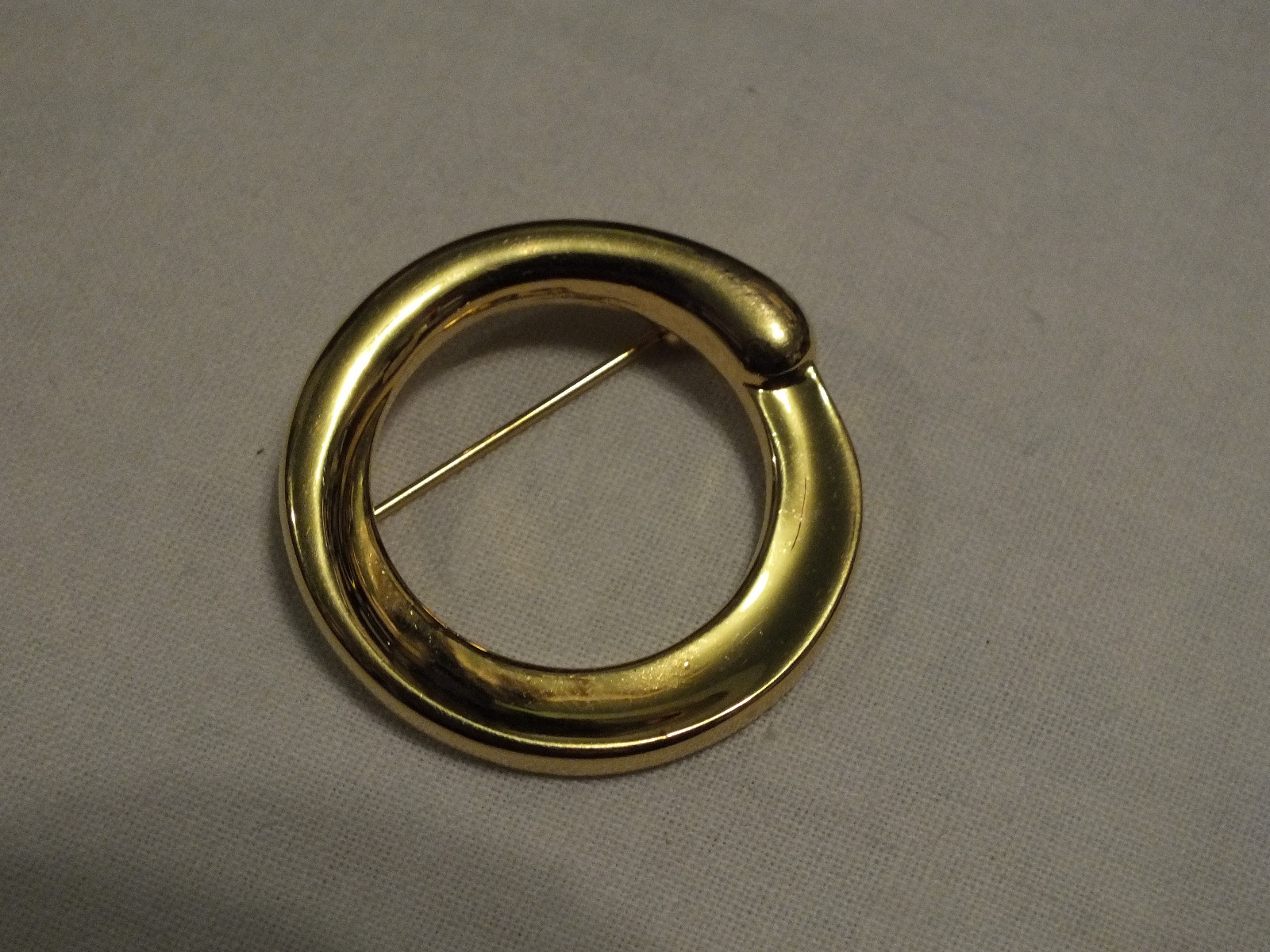 Beautiful Brooch Pin Gold Tone Shiny Signed MONET 1 3/8 Inch NICE