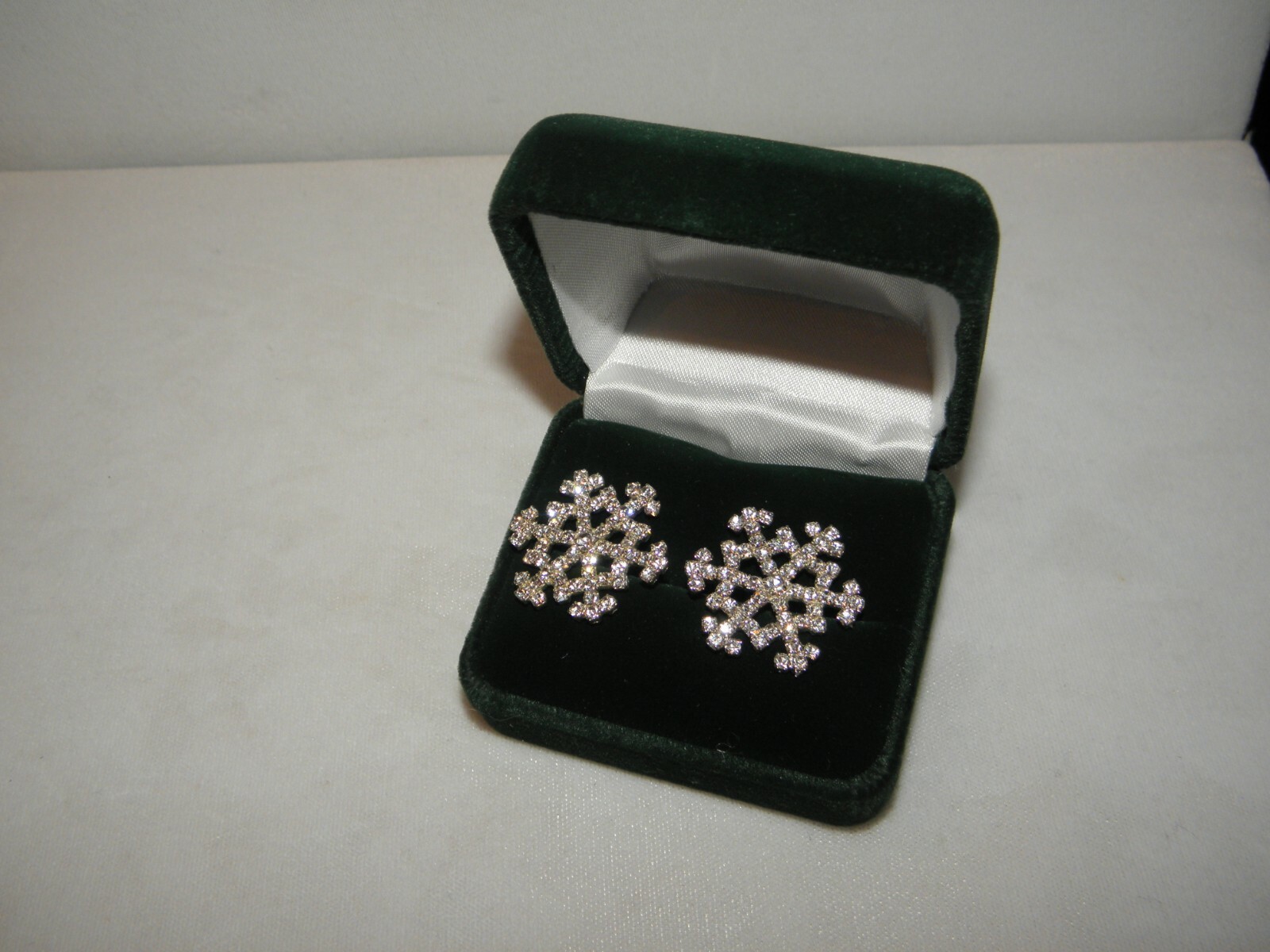 SNOWFLAKE EARRINGS AUSTRIAN CRYSTAL WEAR ALL WINTER WEDDING / CHRISTMAS GIFT
