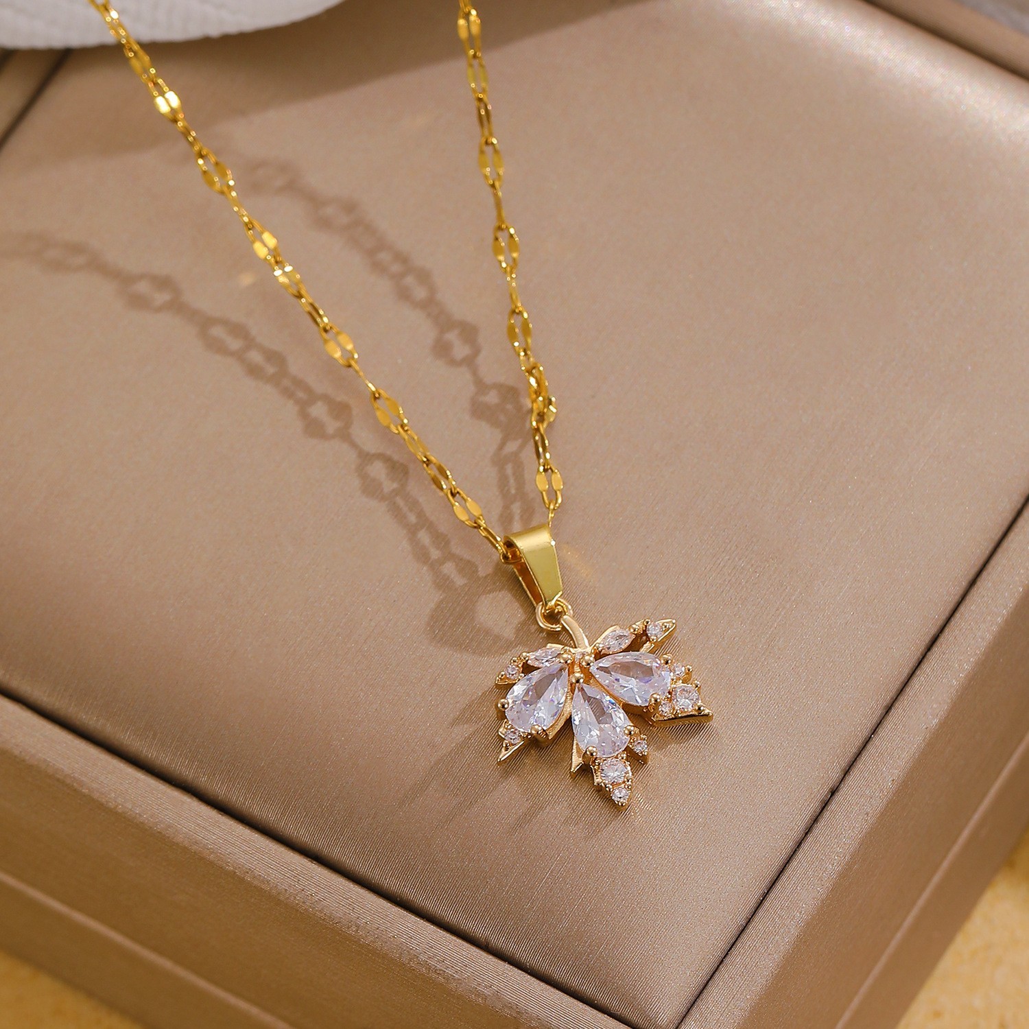 Maple Leaf Necklace Gold Plated Cubic Zirconia Copper Alloy Pendant Elegant