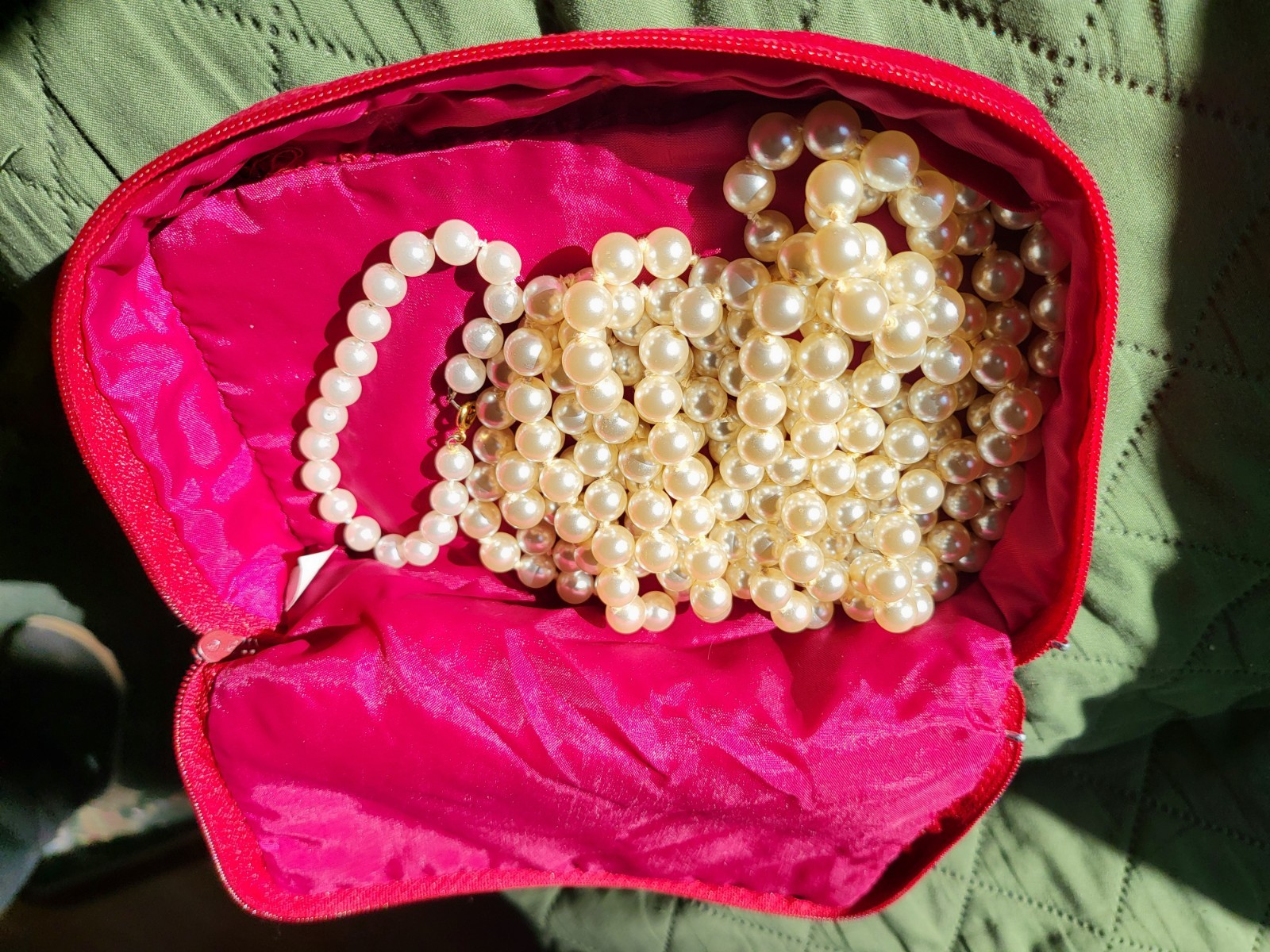 Beautiful Set of Man Made Pearl Necklace and Pearl Bracelet With Red Case