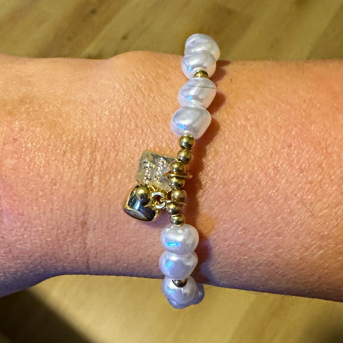 White Baroque Pearl Stretch Beaded Charm Bracelet w/ Gold Tone Dangle Charms