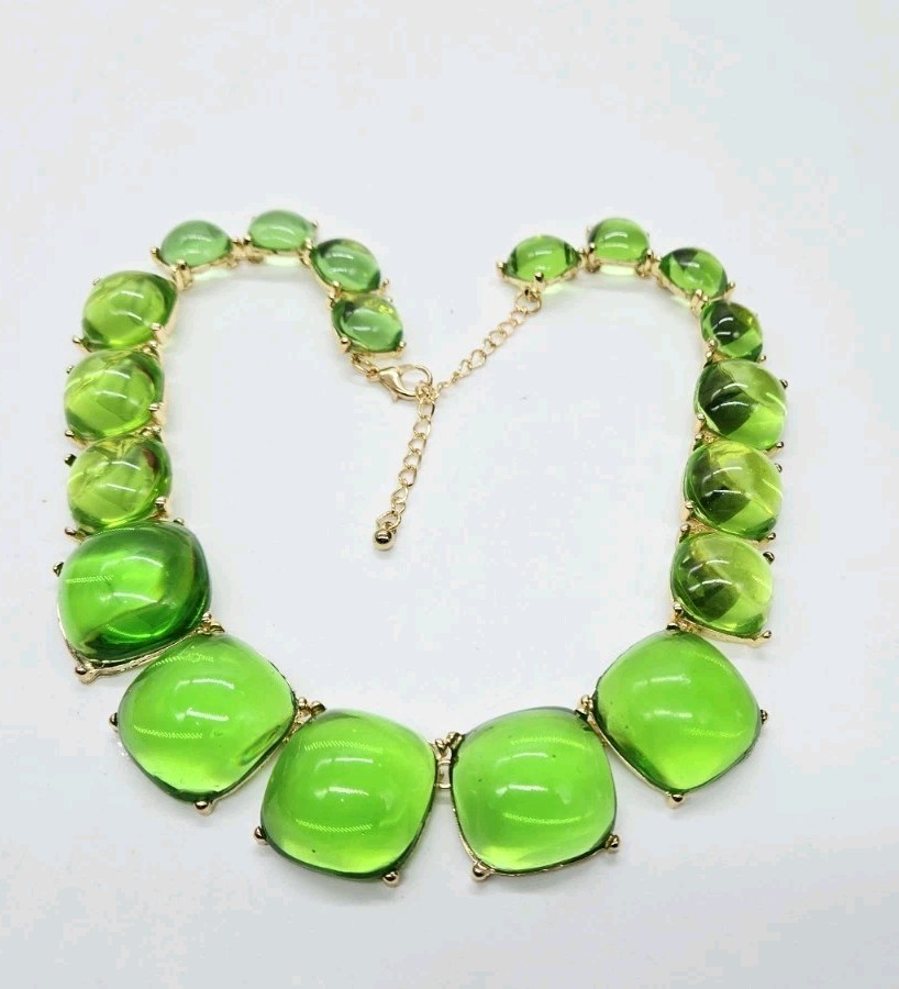 Gripoix Style Necklace Green Cabochon Gold Tone Graduated Jelly Belly 18.5 in