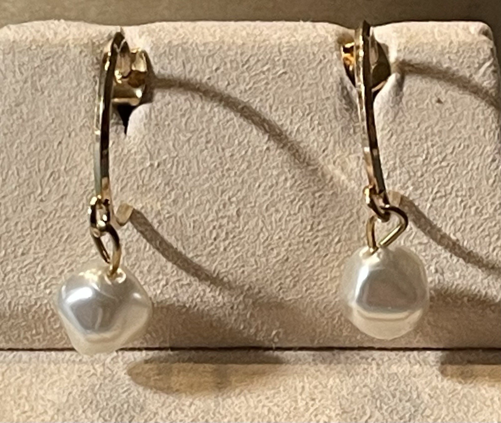 Pair Gold Tone 3/4 Hoop Earrings Posts w/Faceted Faux Pearl Studs 1-3/8” x 5/8”