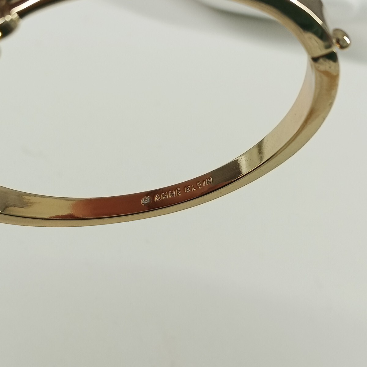 ANNE KLEIN women’s Bangle Bracelet Crystal Brass plated Gold One Size
