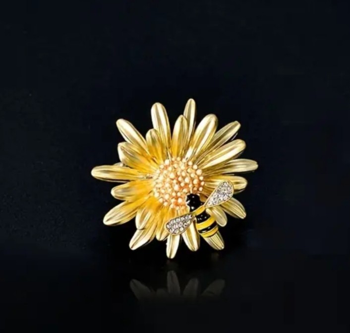 ENAMEL DAISY FLOWER BEE BROOCH PIN~EASTER MOTHERS DAY GARDENER GIFT FOR HER MOM