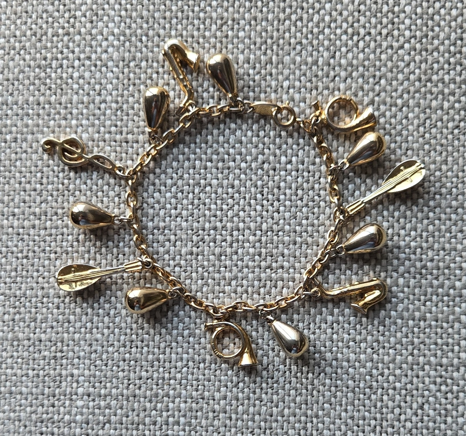 Trifari Signed Gold Tone Round Link Chain Charm Bracelet Teardrop Dangle Lobster