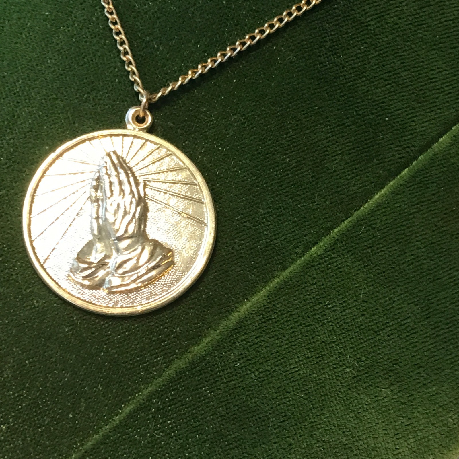 Vintage Gold Tone 1″ Praying Hands Serenity Prayer 22″ chain necklace