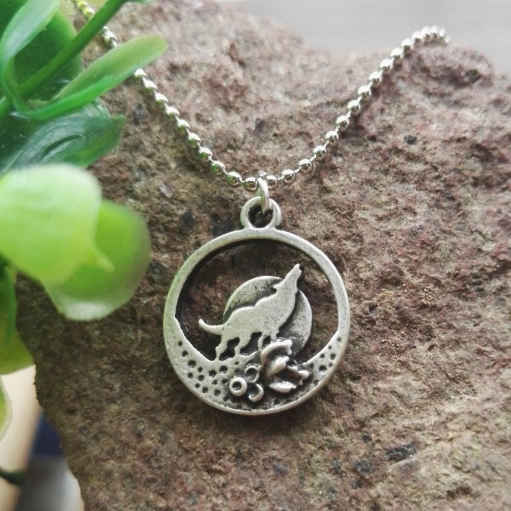 LONE WOLF NECKLACE 20″ Chain Pewter Pendant Outdoor Mountain Wilderness Howling