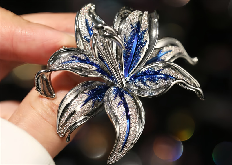 Blooming Lily Flowers, High-end Gradient-Colored Enamel Floral Brooch 5.5CM 1PCS