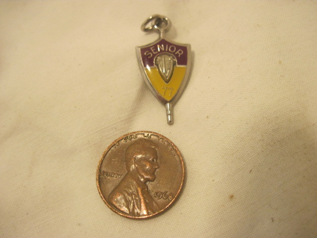 OLD 1977 JOSTENS SENIOR CHARM PENDANT SHIELD GRADUAT PIN HAT COLLAR PIN JEWELRY