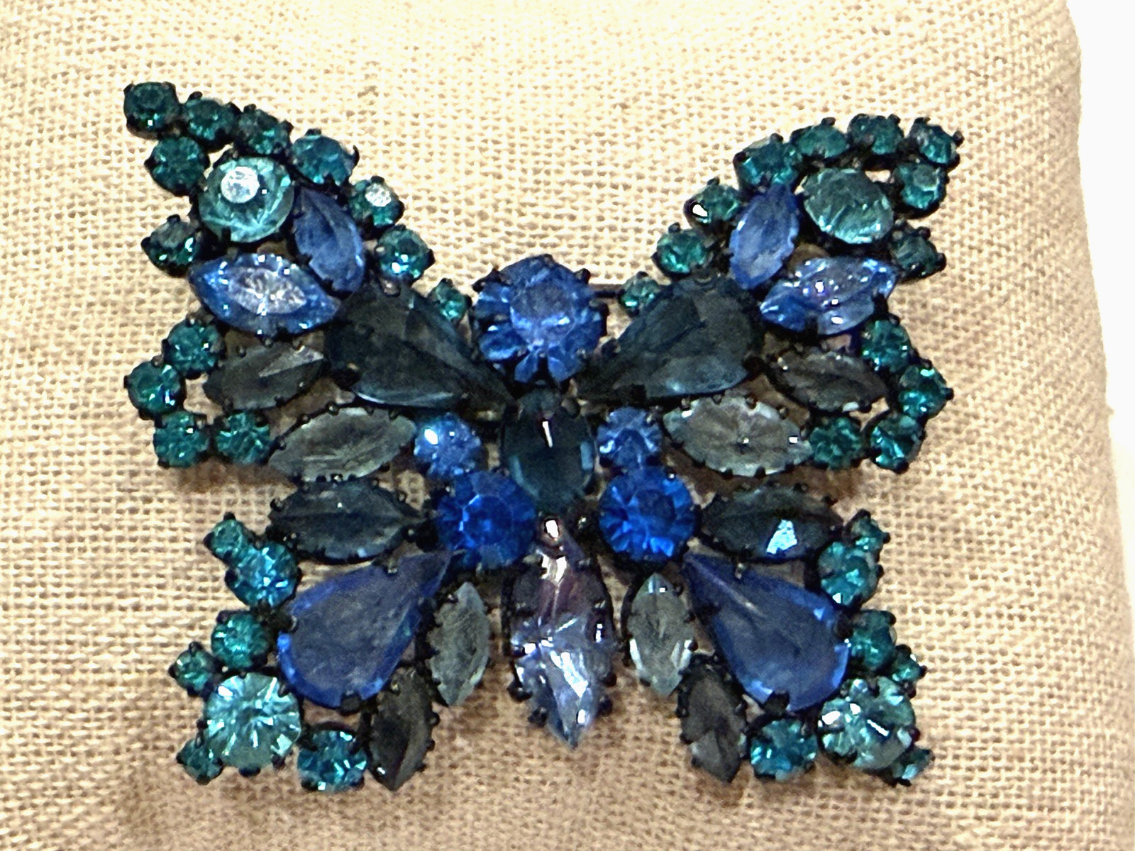 AUSTRIA JAPANNED BLACK METAL BUTTERFLY BROOCH PIN BLUE CRYSTAL RHINESTONES EUC
