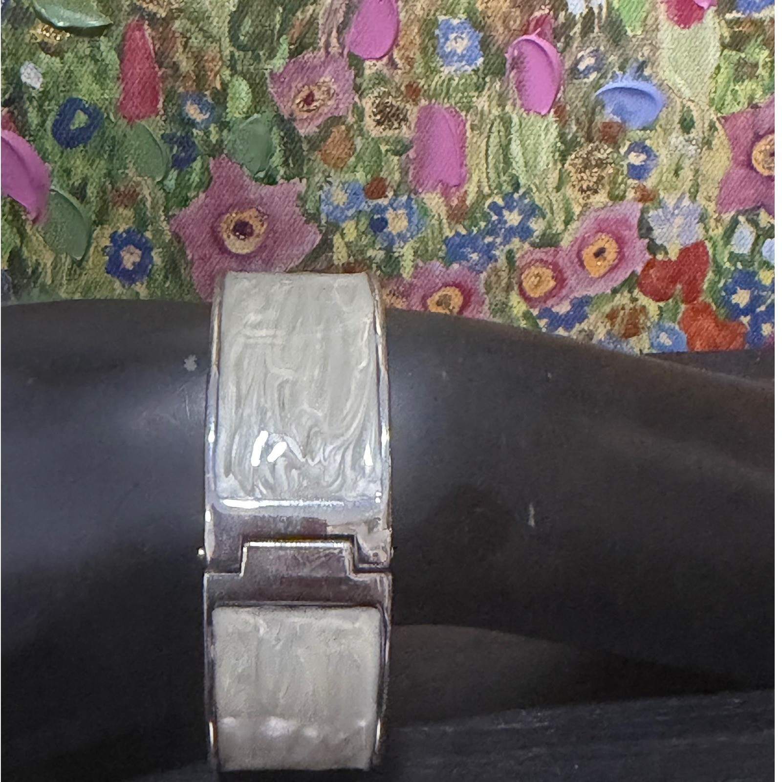 Hinged Bangle Bracelet Women 7in Cream Silver Marbled Enamel Good UNBRANDED