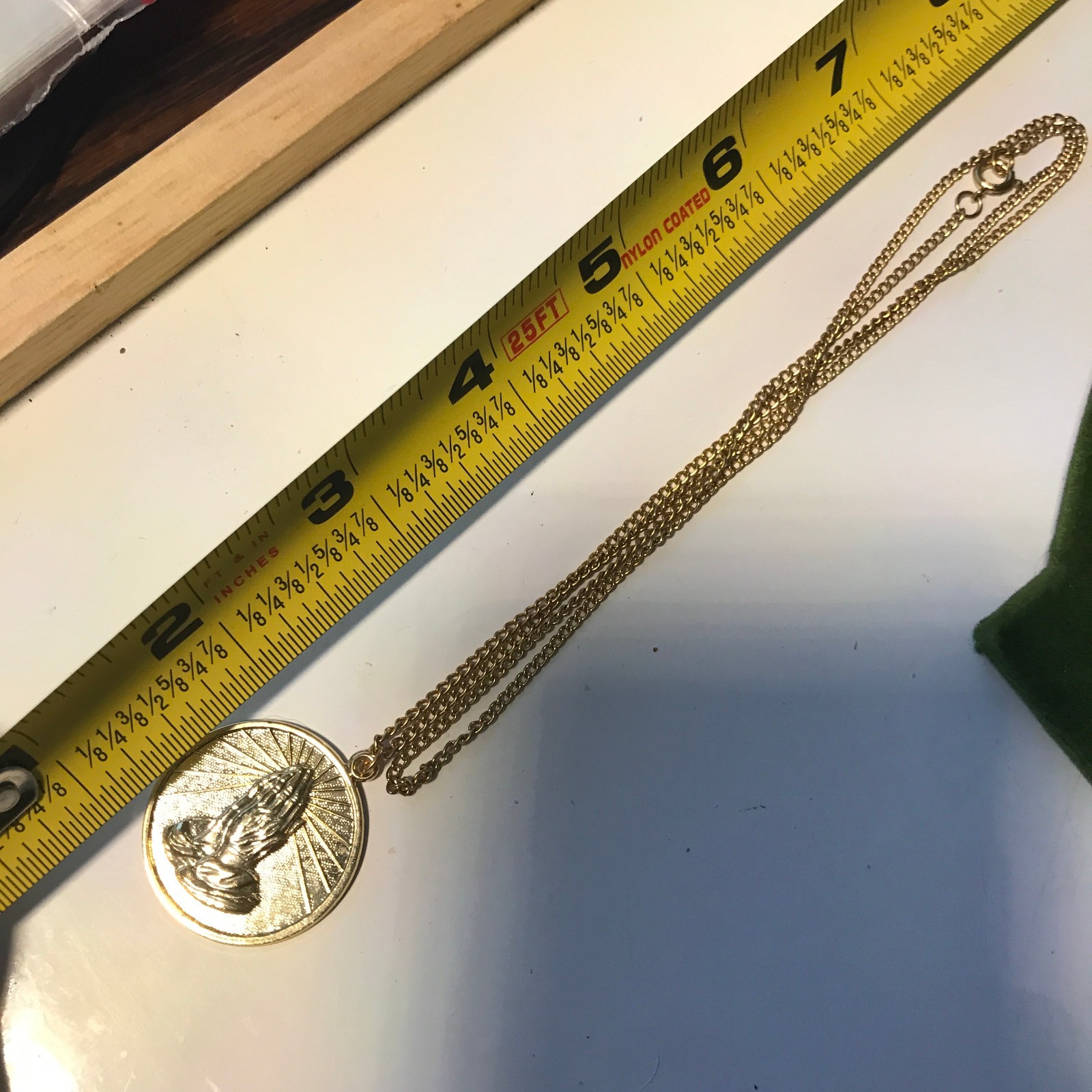 Vintage Gold Tone 1″ Praying Hands Serenity Prayer 22″ chain necklace