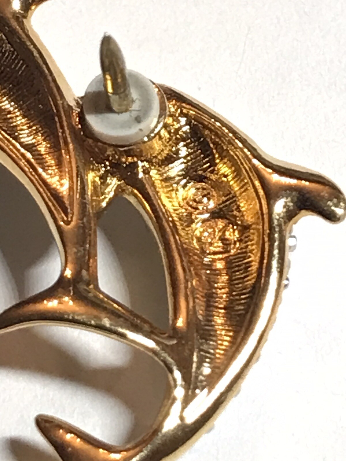 SWAROVSKI CRYSTAL”TWO JUMPING/PLAY DOLPHINS” GOLDTONE PIN BROOCH-1 1/4”X 3/4”