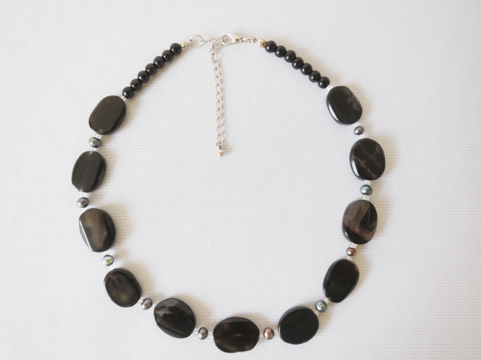 Fashion Necklace With Cute Black Oval Beads And Imitation Pearls For Women.
