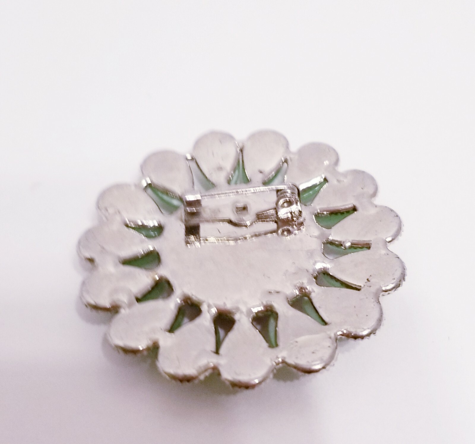 Brooch 🌻 sunflower with artificial gemstone, good quality & workmanship.