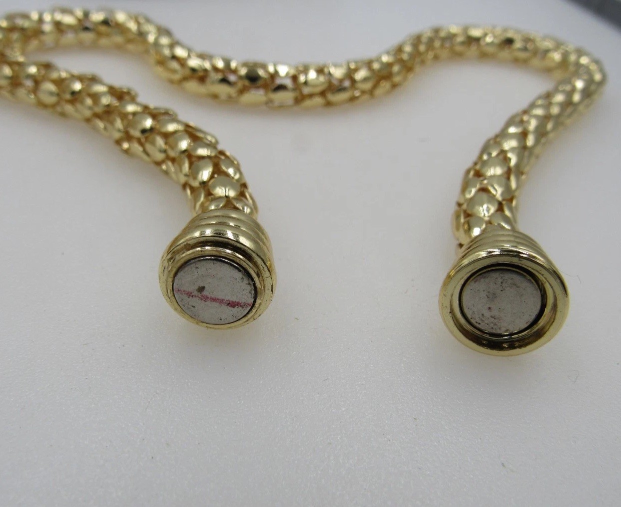 Gorgeous High End Look Gold Tone Mesh 18″ Necklace Magnetic Clasp A6