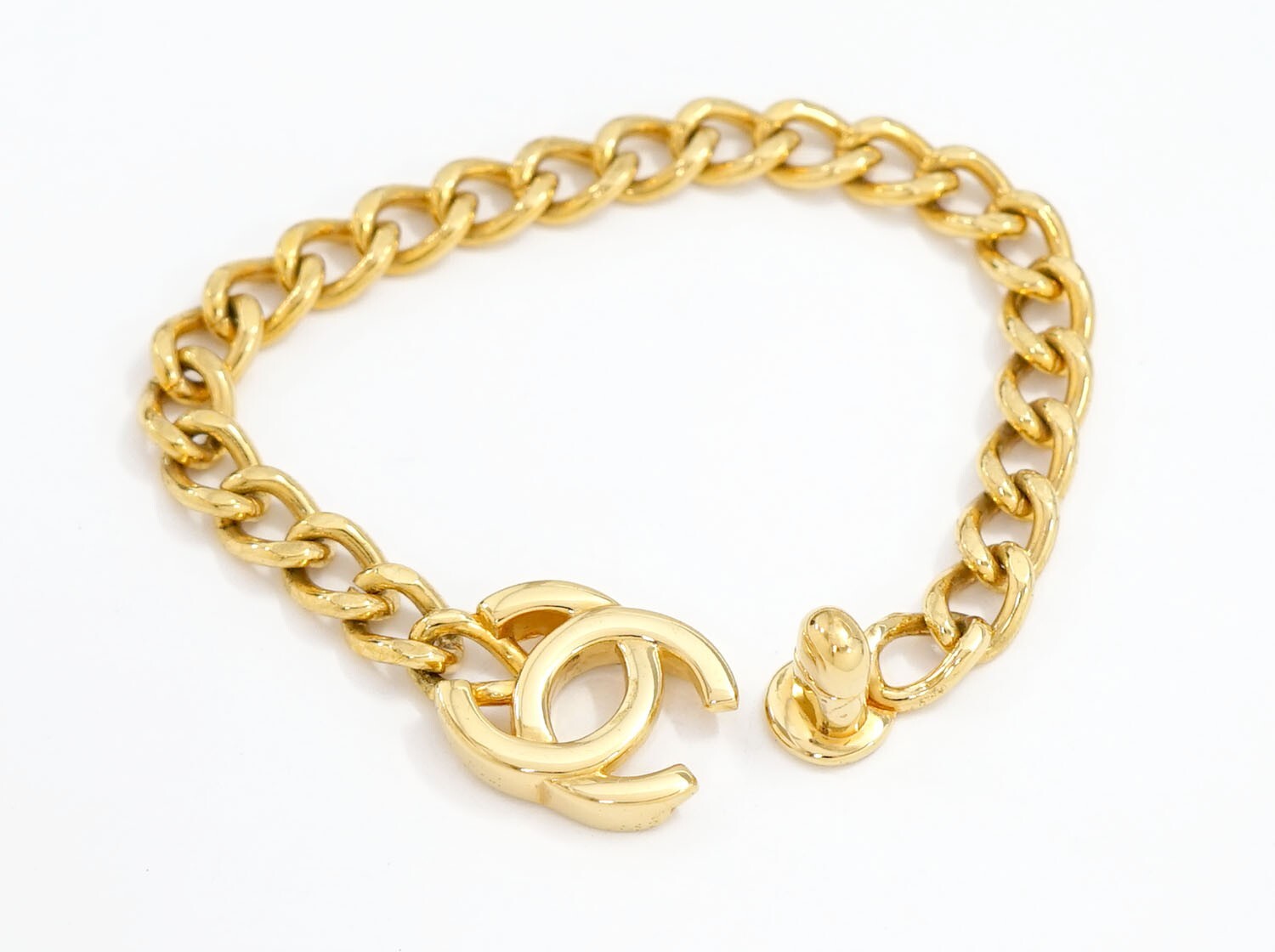 CHANEL CC Logo TurnLock Vintage Bracelet 6.9″ Gold Tone 96P Auth w/Box #24055