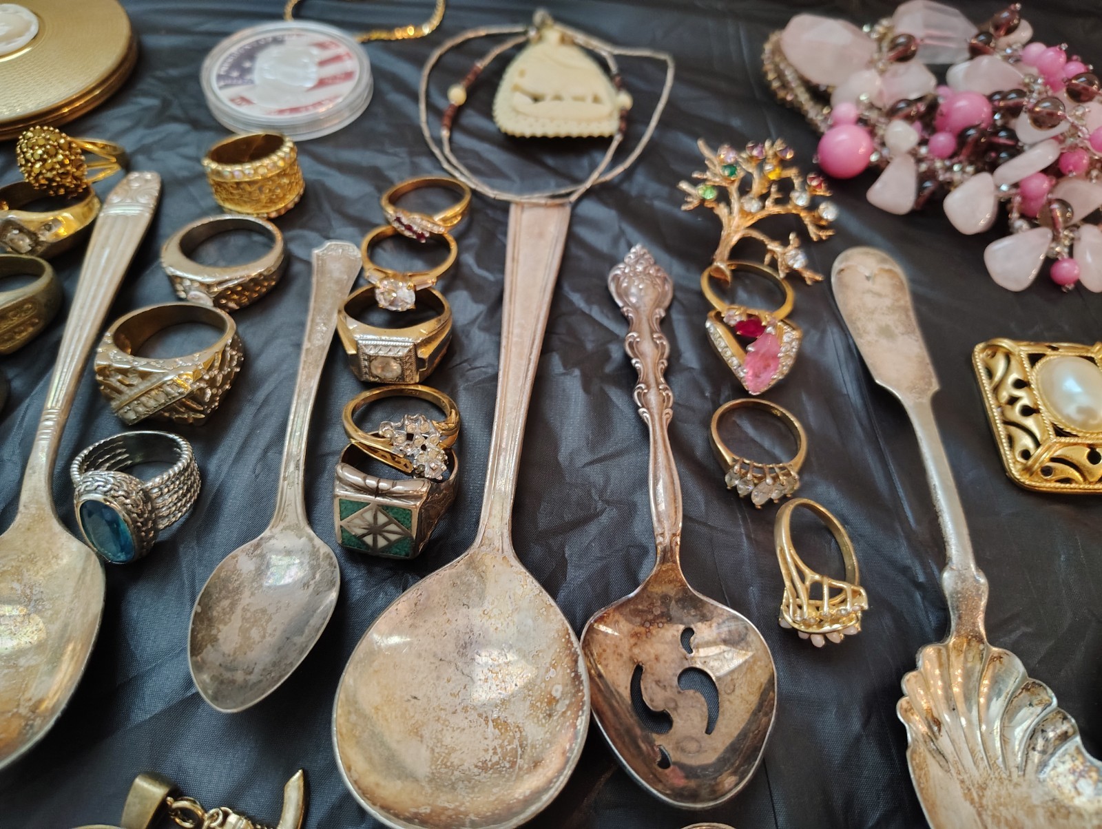 Beautiful Jewelry Lot 100+ Pieces Brooches Rings/Earrings +no gold no silver