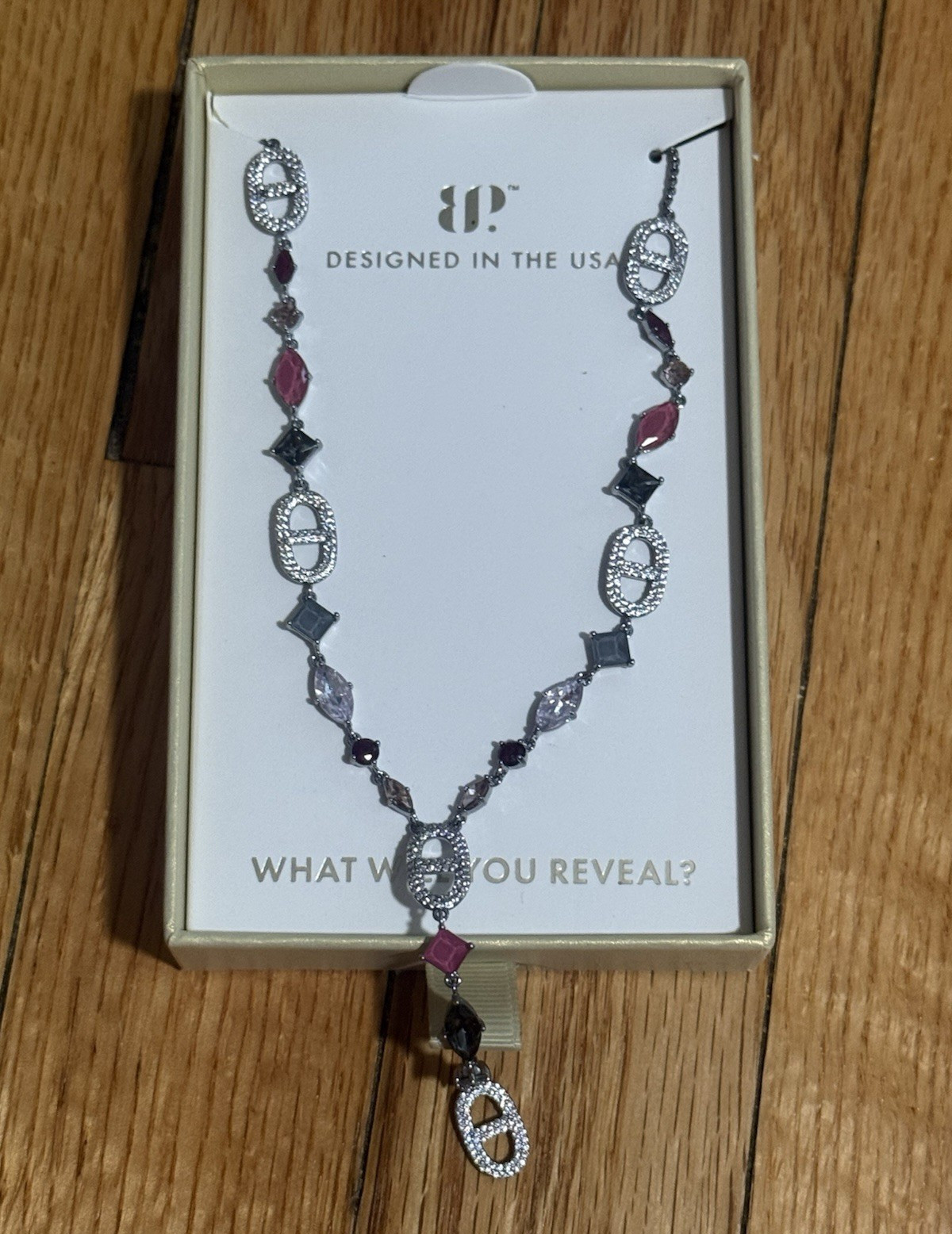 Bomb Party ✨Ultra Rare Unicorn✨Bella’s Luxe necklace- Black Cherry Dusk on hema