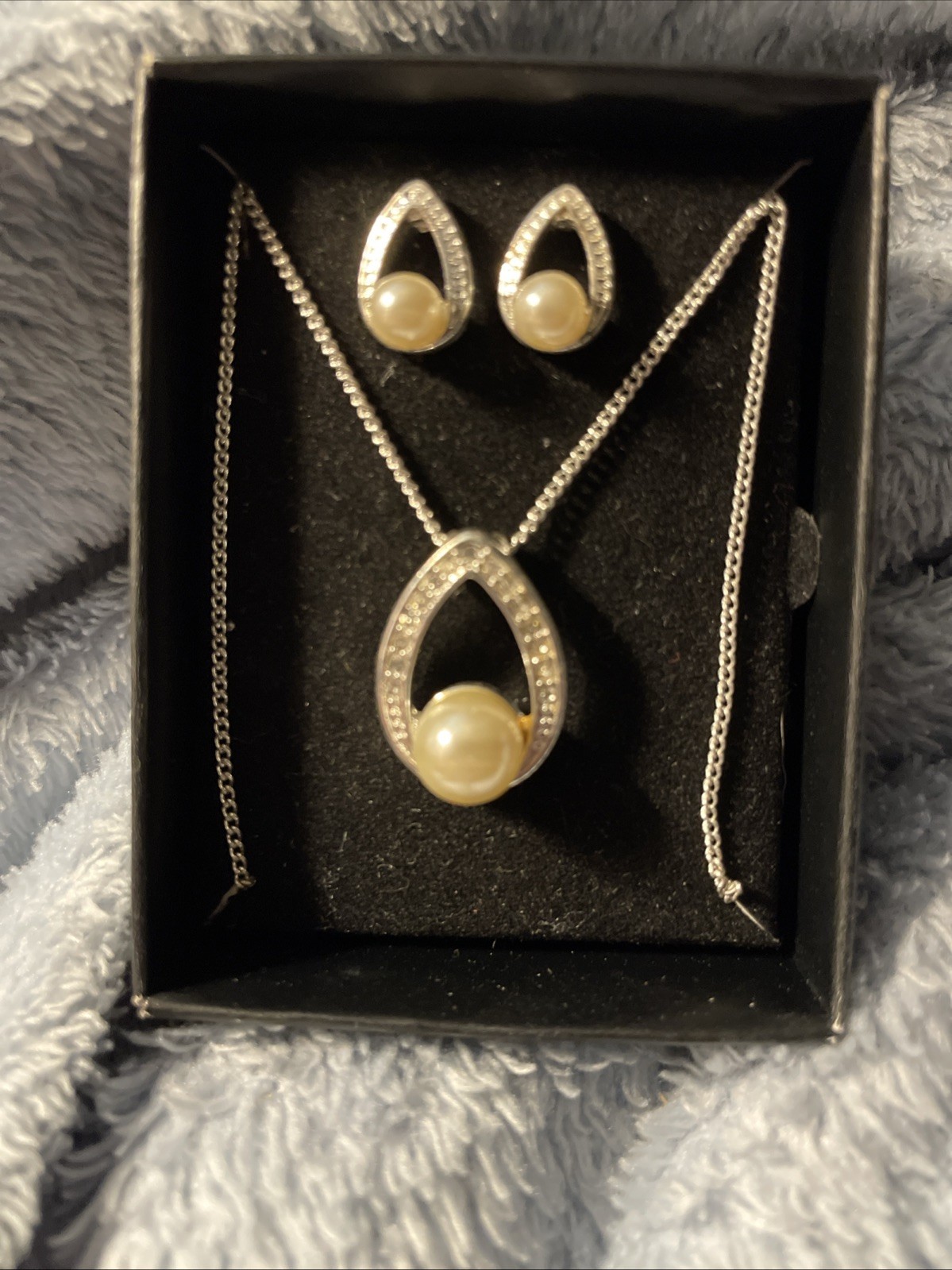 Avon Milla 16in W/3in Extender Pearl Earrings & Necklace Set