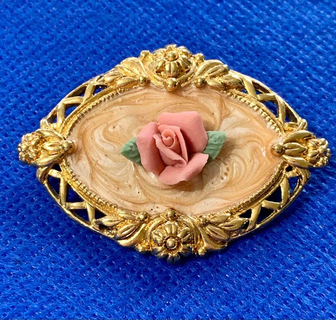 Open Oval Gold Tone & Swirl Tan Enamel Deco Center w/ Ceramic Rose Pin Brooch