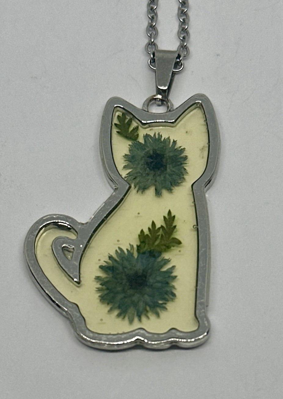 Cat Shape Dry Pressed Flower Resin Charm Pendant Silver Tone 20″ Necklace