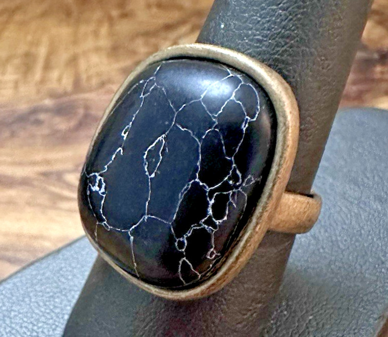 Matte Gold‑Tone Black Marble Mecca Stone Ring – Bezel Set Fashion Size 8