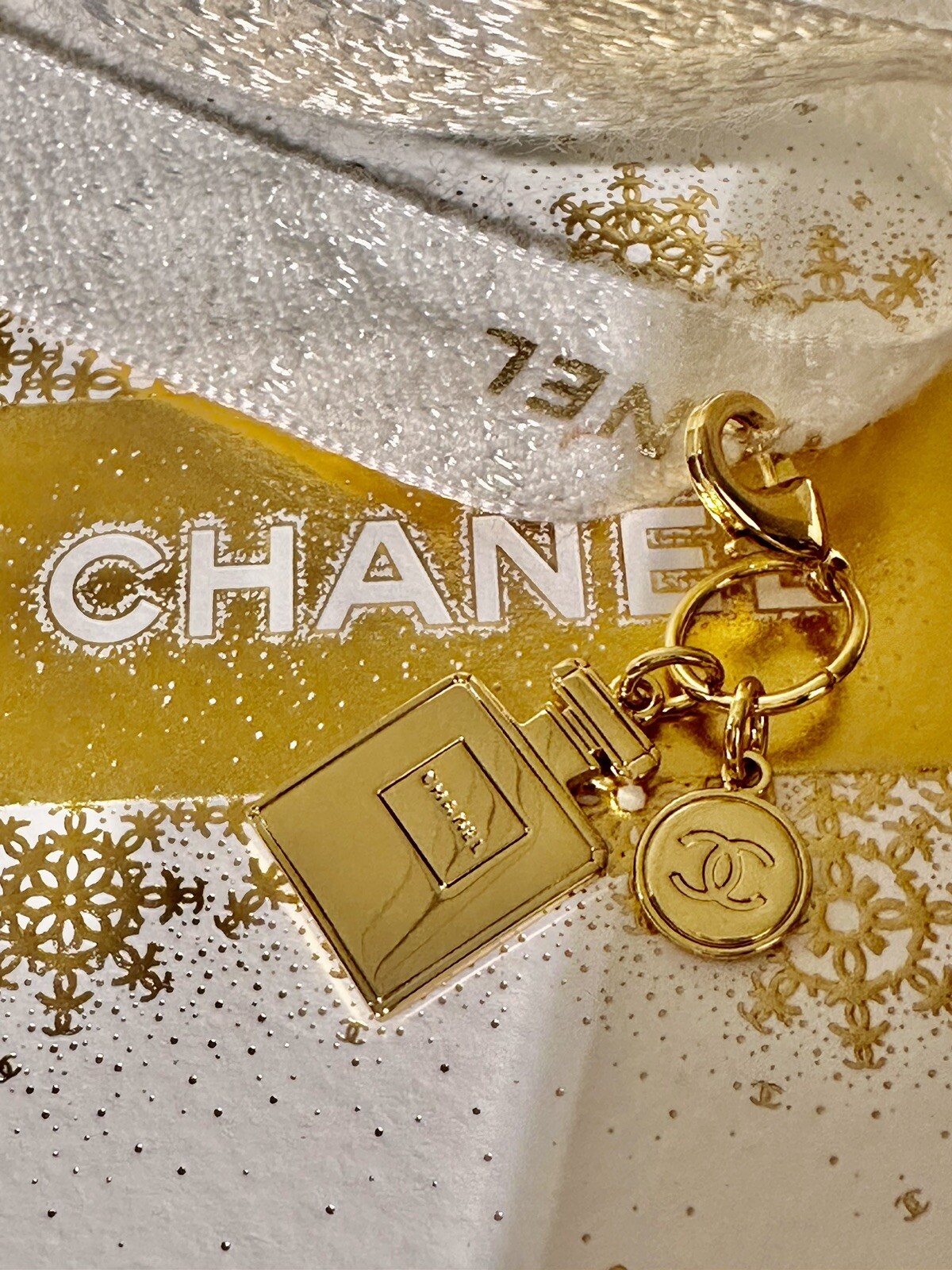 CHANEL Beauty Vip HOLIDAY CHANEL No 5 Gold Bottle Charm & Holiday Ribbon