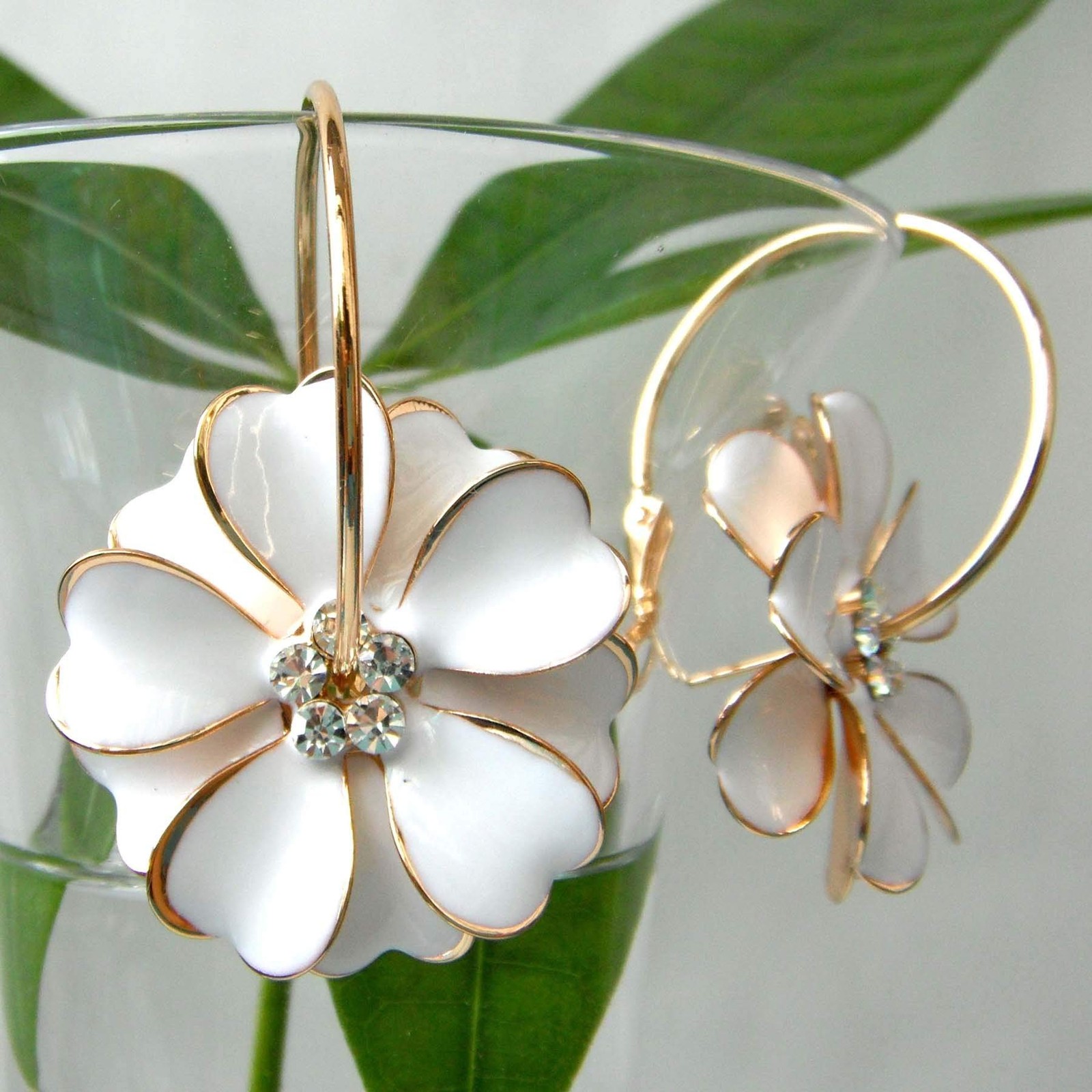 18k Gold Plated White Enamel Flower Crystal Az2461e Hoop Earrings(dia. 3cm)