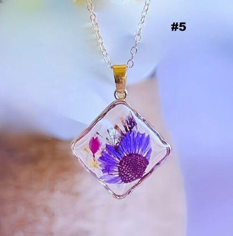 Resin/Glass Floating Pendant Natural Real Dried Flowers 18″ Chain Necklace