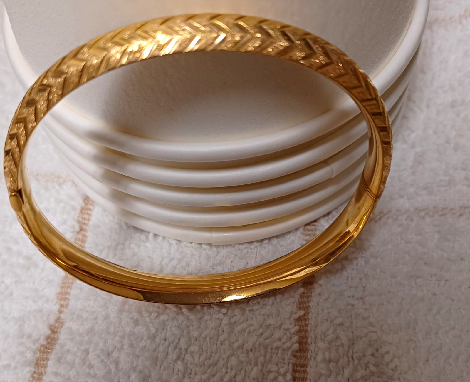 14 Kt Gold Etched Textured Round Metal Bangle Bracelet, No Stone
