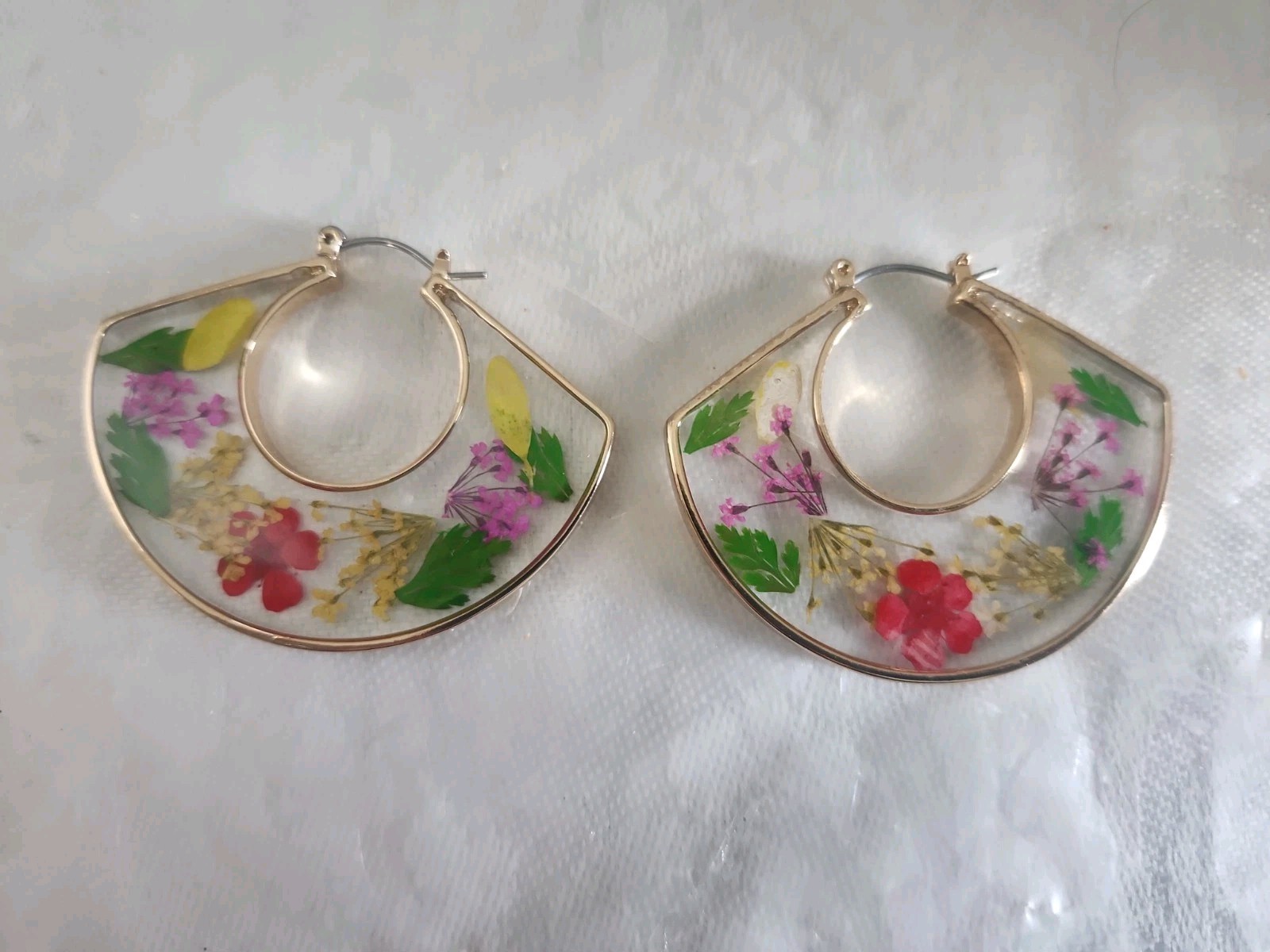 Natural Pressed Wild Flowers Encased Gold Tone Dangle Earrings Pierced 1.5”